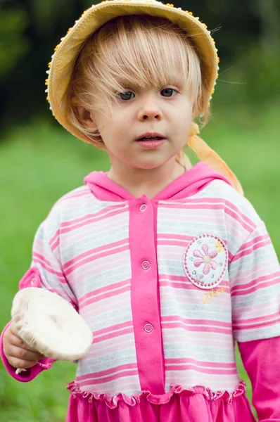 Kleines Mädchen mit weißen Pilzen — Stockfoto