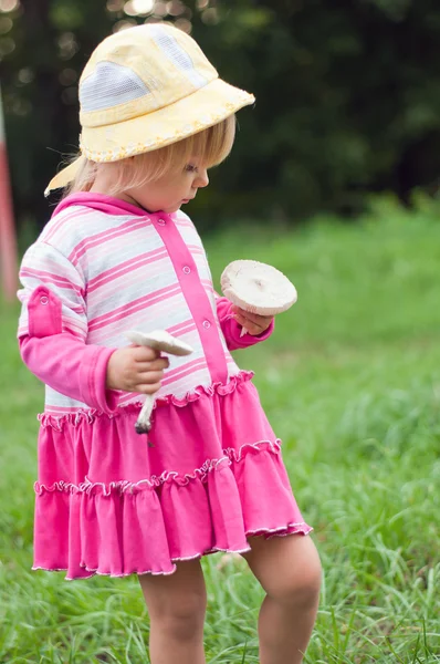 白蘑菇的小女孩 — 图库照片