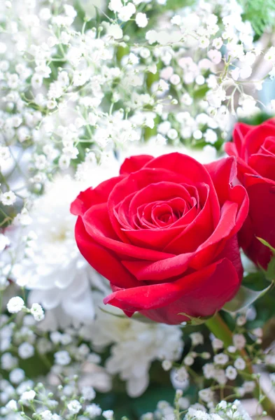 Buquê de flores com rosas e gipsofilas — Fotografia de Stock