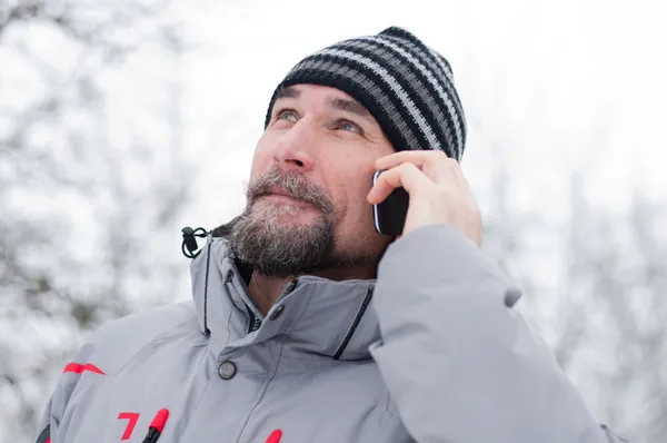 Man talar i telefon i parken — Stockfoto