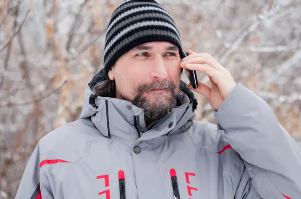 Un uomo che parla al telefono nel parco — Foto Stock