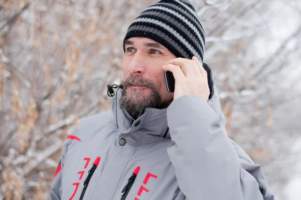 Mężczyzna rozmawia przez telefon w parku — Zdjęcie stockowe