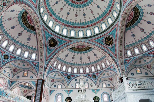 Орнамент на куполе Голубой мечети в Манавгате, Турция — стоковое фото
