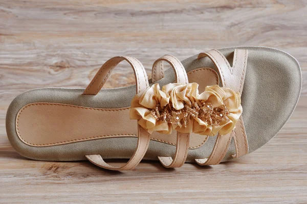 Dames beige sandalen lage hakken — Stockfoto