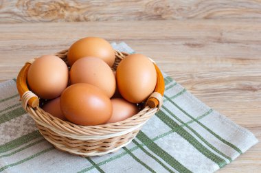 bir sepet içinde kahverengi yumurta