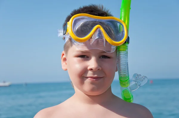 The boy on the sea with a mask for diving — Stock Photo, Image