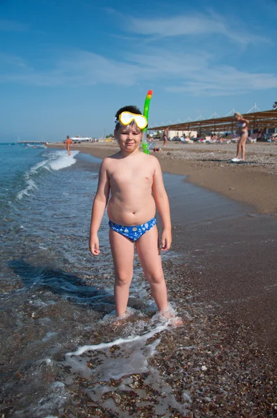 Chłopiec na morzu z maska do nurkowania — Zdjęcie stockowe