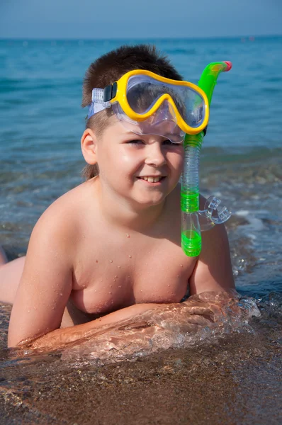 The boy on the sea with a mask for diving — Stock Photo, Image