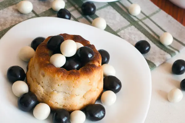 Torta con cioccolato bianco e nero — Foto Stock