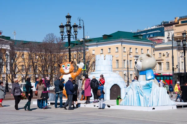 MOSCOW-ABRIL 13: Símbolo dos Jogos Olímpicos de Sochi na Praça Manezh, em Moscou, em 13 de abril de 2013 — Fotografia de Stock