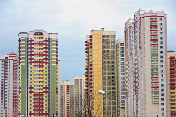 Edifícios residenciais modernos de vários andares em Moscou, Rússia — Fotografia de Stock