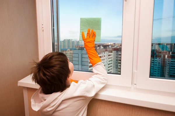 A boy washes a window — Stock Photo, Image