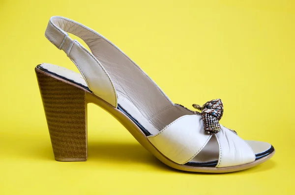 노란 배경에 여자 여름 신발 — 스톡 사진