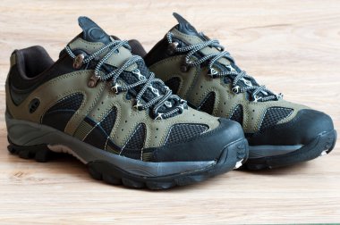 Erkek koşu ayakkabıları ahşap arka plan üzerinde