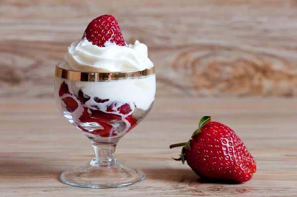 A delicious dessert of strawberries with cream — Stock Photo, Image