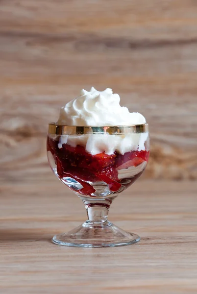 Вкусный десерт из клубники со сливками — стоковое фото