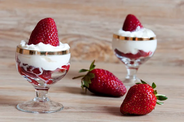 A delicious dessert of strawberries with cream — Stock Photo, Image