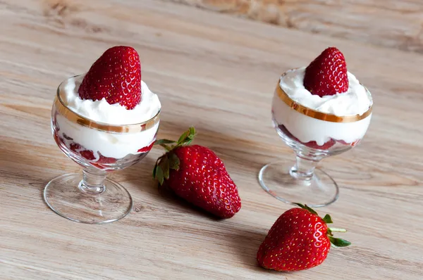 A delicious dessert of strawberries with cream — Stock Photo, Image