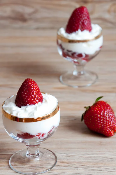 A delicious dessert of strawberries with cream — Stock Photo, Image