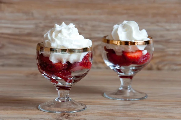 A delicious dessert of strawberries with cream — Stock Photo, Image