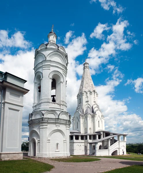 St. George's bell tower and the Church of the Ascension in Kolomenskoye, Moscow. — Stock Photo, Image