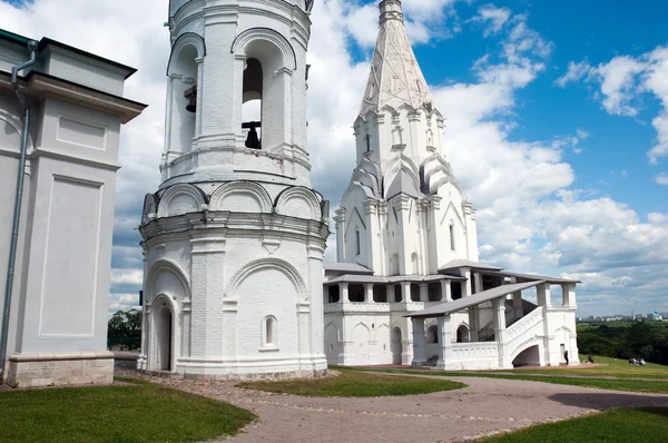 St. George's bell tower and the Church of the Ascension in Kolomenskoye, Moscow. — Stock Photo, Image