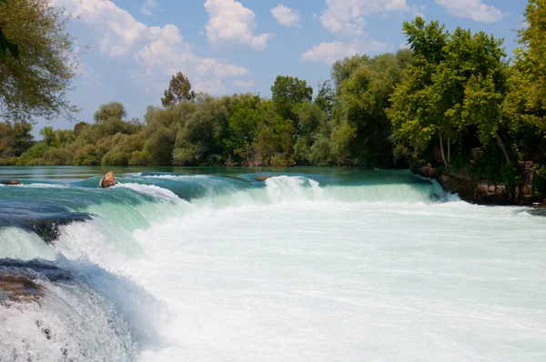 Vattenfall vid floden manavgat, Turkiet — Stockfoto