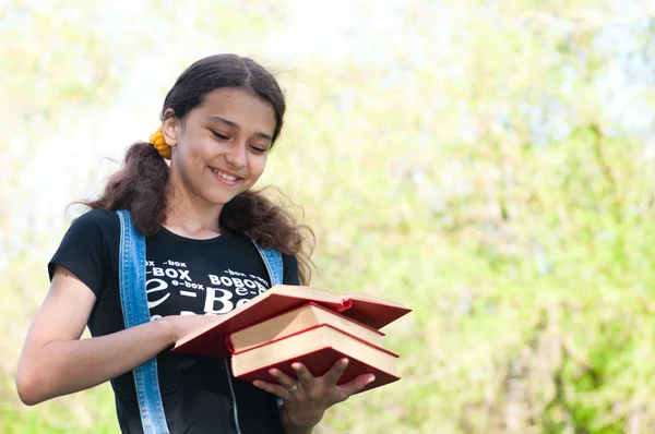 Adolescente chica con libros sobre la naturaleza —  Fotos de Stock