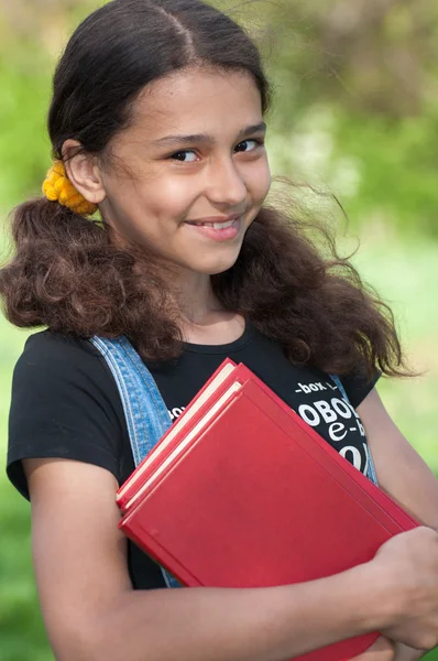 Tiener meisje met boeken over natuur — Stockfoto