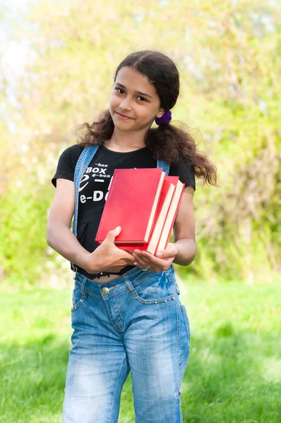 Adolescente chica con libros sobre la naturaleza —  Fotos de Stock