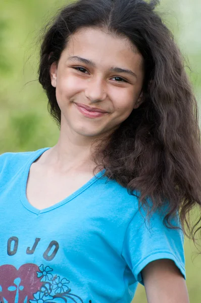 Teen girl on nature — Stock Photo, Image