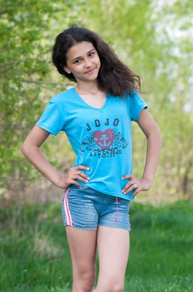 Adolescente chica en la naturaleza — Foto de Stock