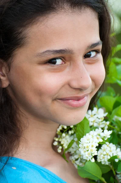 Menina adolescente com flor cereja pássaro — Fotografia de Stock
