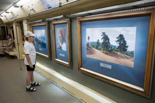 Unusual train "Aquarelle" in the Moscow subway - with reproductions of famous artists — Stock Photo, Image