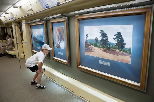 Train insolite "Aquarelle" dans le métro de Moscou - avec des reproductions d'artistes célèbres — Photo