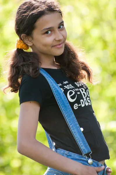 Retrato de uma menina adolescente na natureza — Fotografia de Stock