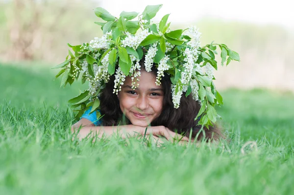 Teen flicka med en krans av körsbär blommar på hennes huvud — Stockfoto