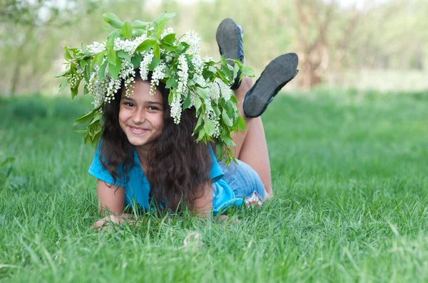 Tini lány, fejét a cseresznye virágok koszorút — Stock Fotó