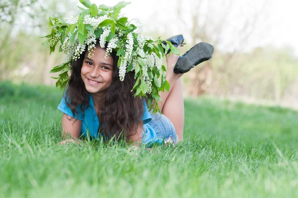 Menina adolescente com uma coroa de flores de cereja na cabeça — Fotografia de Stock