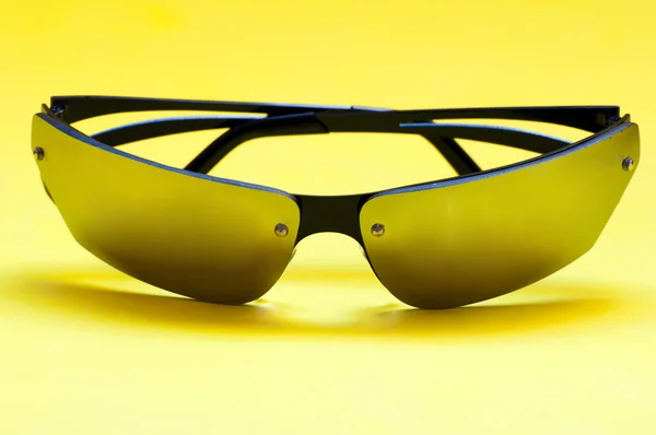 Verspiegelte Sonnenbrille auf gelbem Hintergrund — Stockfoto