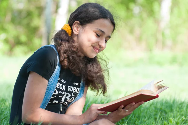 자연에 대 한 책을 읽는 십 대 소녀 — 스톡 사진