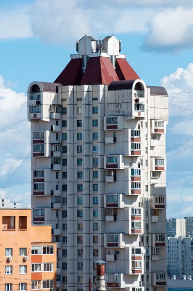 Многоэтажный жилой дом в Москве — стоковое фото