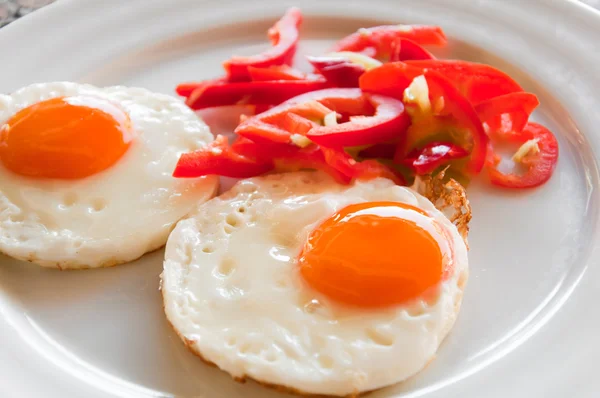 Τηγανητά αυγά σε ένα πιάτο — Φωτογραφία Αρχείου