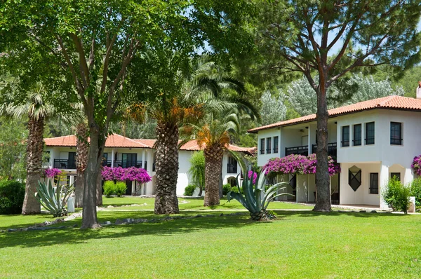 Hotel tropical con palmeras — Foto de Stock