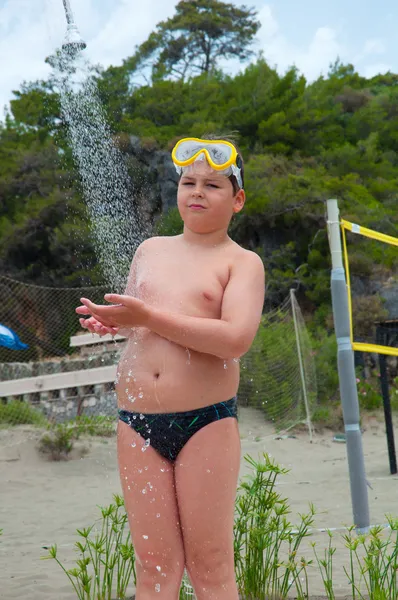 The boy in the shower at the beach — Stock Photo, Image