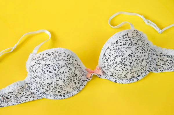 Elegante reggiseno da donna su sfondo giallo — Foto Stock