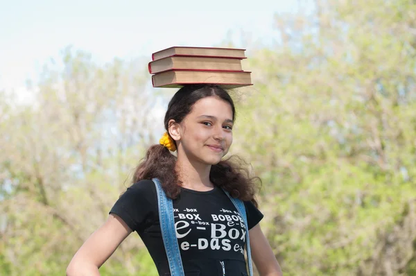 Teenager-Mädchen mit Büchern über die Natur — Stockfoto
