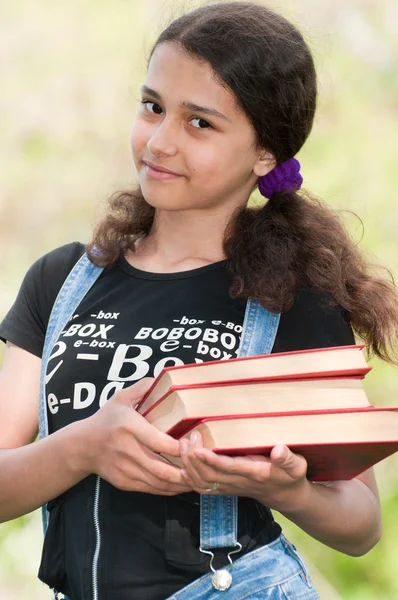 Teen flicka med böcker om natur — Stockfoto