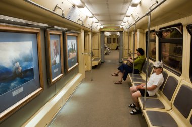 Aquarelle metro treninin başyapıtlarından Rus suluboya sanatçılar tarafından yeni koleksiyonu ile müze Moskova