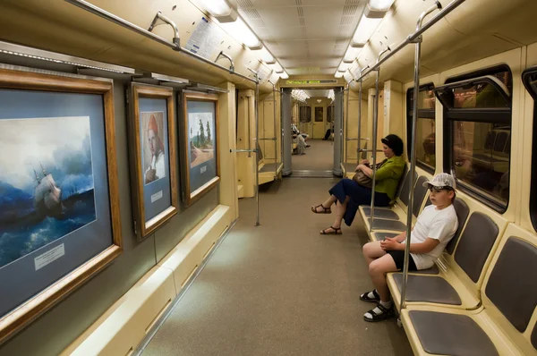 Tren de metro Aquarelle con una nueva colección de obras maestras de artistas de acuarela del Museo Ruso de Moscú — Foto de Stock